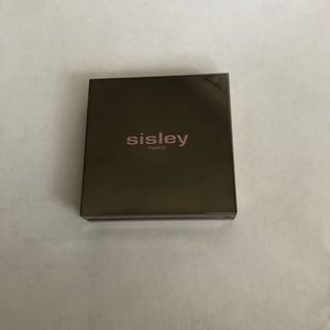 Sisley Perfecting Smoothing Powder.
